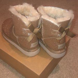 hold sparkly uggs